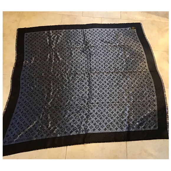 LOUIS VUITTON MONOGRAM SHINE SHAWL - Picture 5 of 8